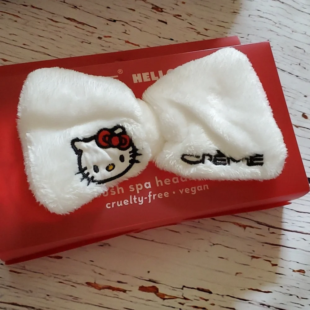🆕️ SANRIO HELLO KITTY CREME SHOP MAKEUP BAG AND PLUSH SPA HEADBAND 🤍❤